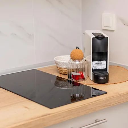 Almond's Family Orfánion